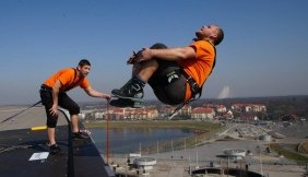 Ekstremalny skok z dachu Wrocławskiego stadionu!