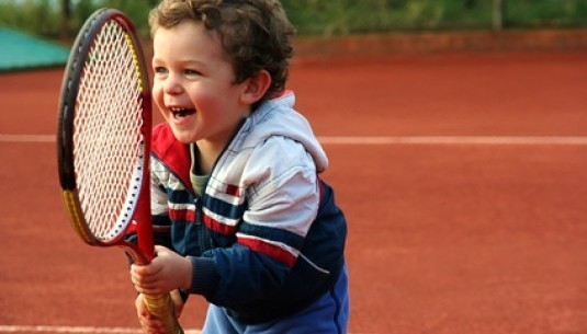 Lekcja gry w tenisa dla dzieci