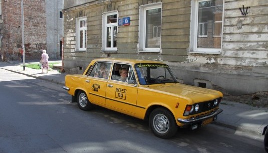 Wycieczka po Warszawie zabytkowym Fiatem 125p