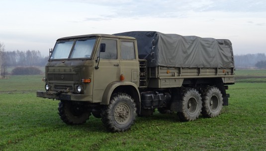 OFF-ROAD wojskową ciężarówką